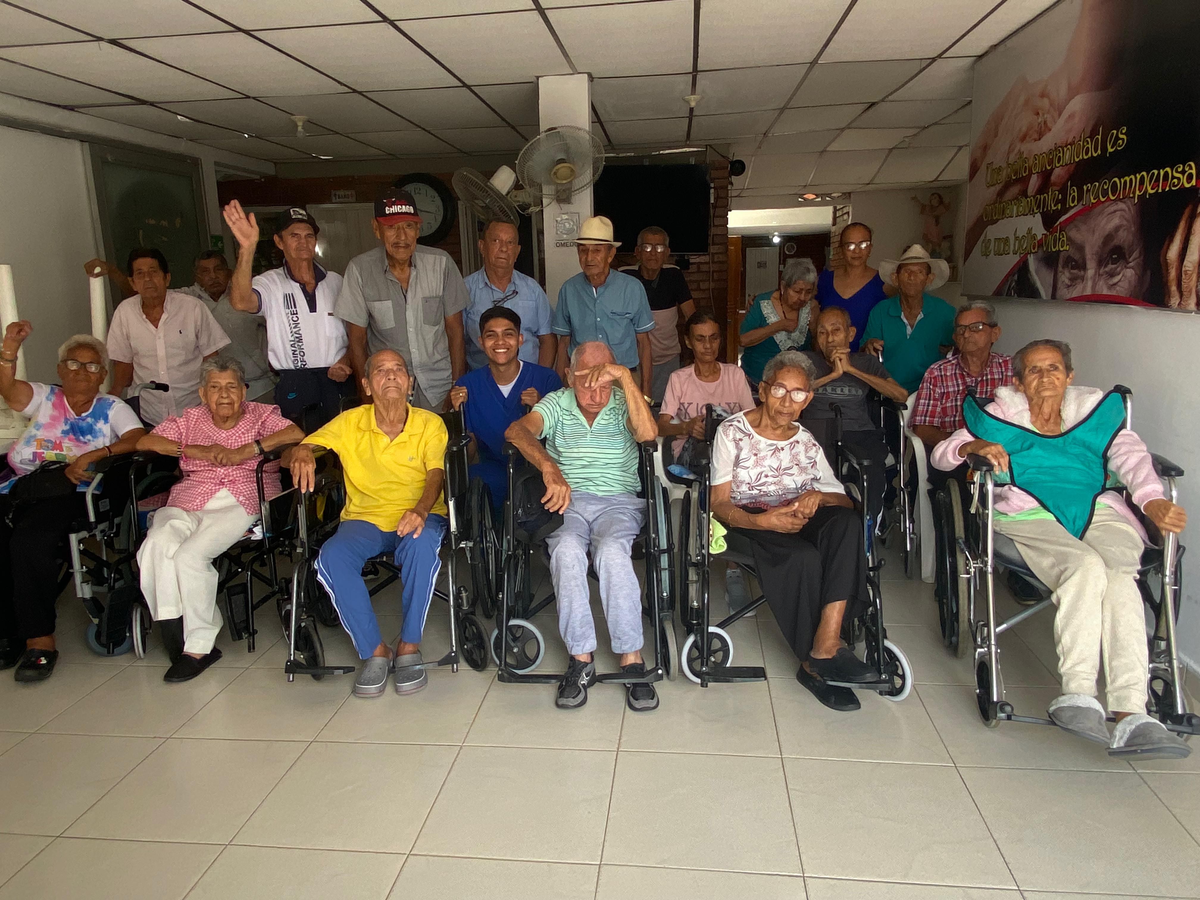 Foto Grupal de adultos mayores compartiendo en el hogar